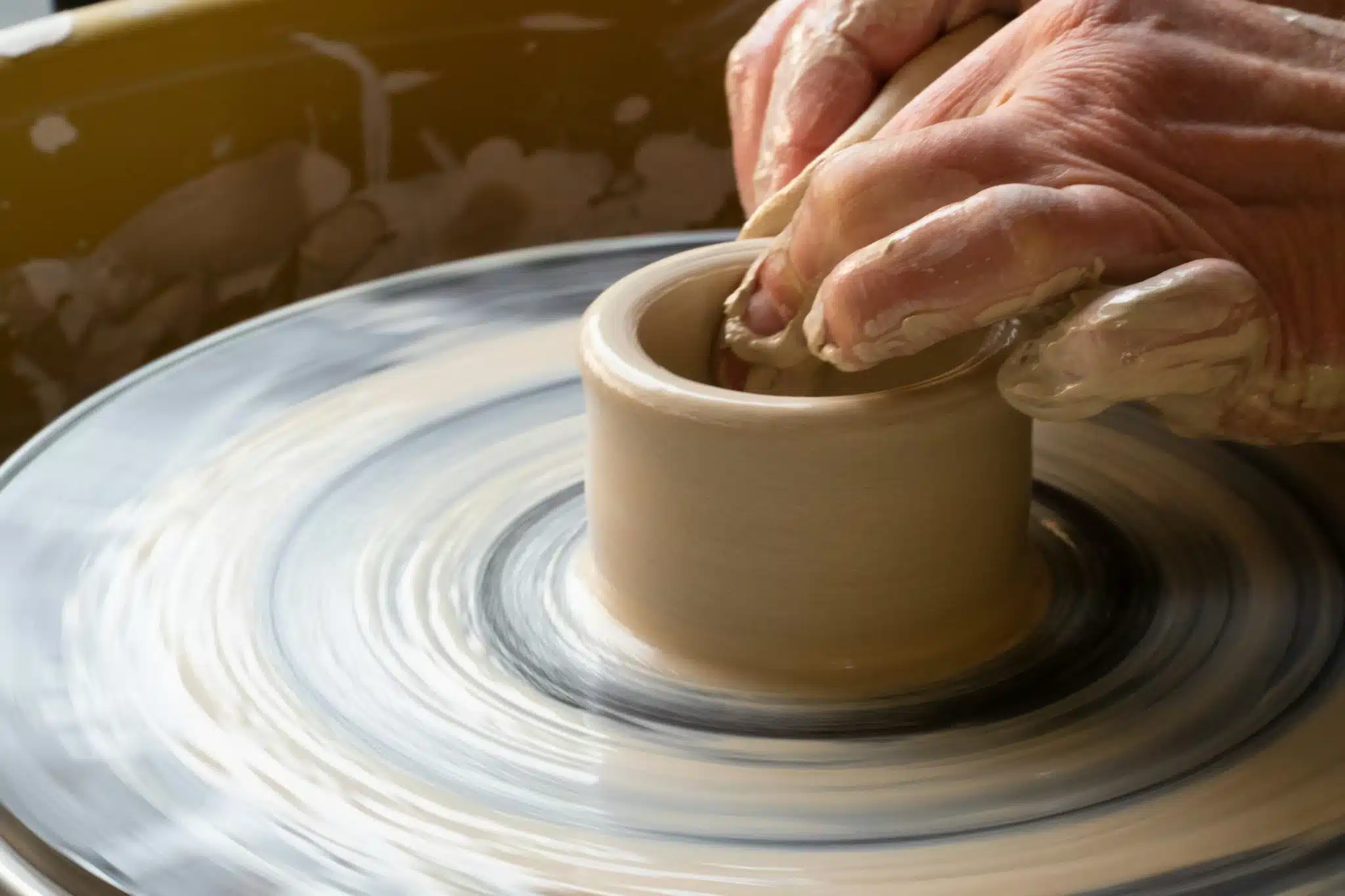 Une main faisant de la poterie